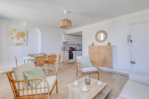 un salon avec une table et des chaises dans l'établissement Appartement Alegria - Welkeys, à Bandol