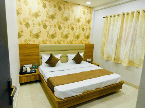 a bedroom with a large bed in a room at Hotel Najaf Palace in Ajmer