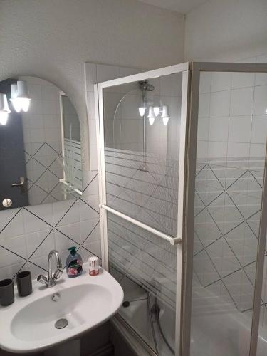 une salle de bain blanche avec une douche et un lavabo dans l'établissement APPT 2 Pièces 32m2 avec Loggia vitrée REF 4001, à Le Castellas