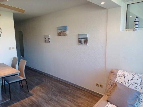 un salon avec une table et une salle à manger dans l'établissement APPT 2 Pièces 32m2 avec Loggia vitrée REF 4001, à Le Castellas