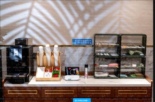 a counter in a restaurant with aasteryasteryasteryasteryasteryasteryasteryasteryastery at Nostalgia S Hotel Kunming Old Street 时光漫步S酒店 昆明火车北站穿心鼓楼地铁站店 Free fresh ground coffee,Free laundry service in Kunming