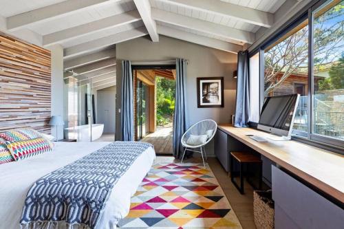 une chambre avec un lit et un bureau avec un ordinateur dans l'établissement Casa Madera - Villa au bord de la mer, à Lecci