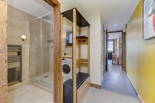 - une buanderie avec un lave-linge et un sèche-linge dans l'établissement Homency - Résidence les Mélèzes 122, à L'Alpe-d'Huez