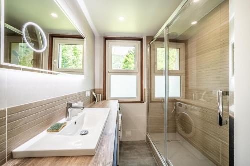 une salle de bain avec un lavabo et une douche dans l'établissement Ressachaux B2 Appartement 2 chambres entièrement refait à neuf, à Morzine