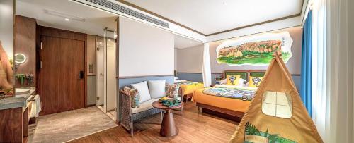 a hotel room with a bed and a hammock at Nostalgia S Hotel Kunming Old Street 时光漫步S酒店 昆明火车北站穿心鼓楼地铁站店 Free fresh ground coffee,Free laundry service in Kunming