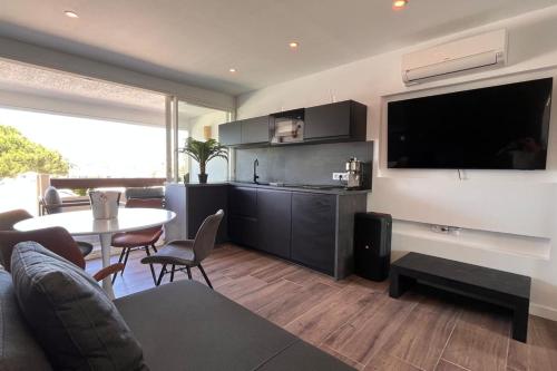 un salon avec un canapé, une table et une télévision dans l'établissement Naturiste Cap d'Agde Port Nature 548, au Cap d'Agde