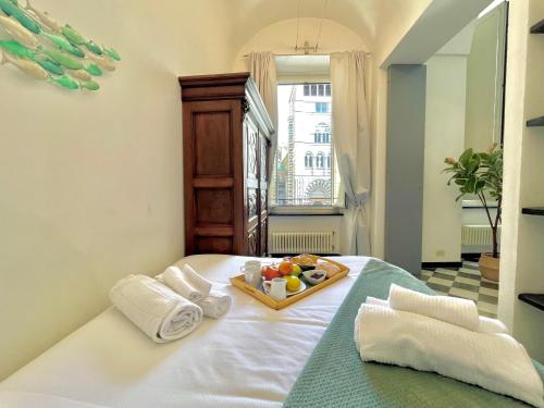 een fruitschaal op een bed in een kamer bij Happy Family Apartments Cathedral in Genua