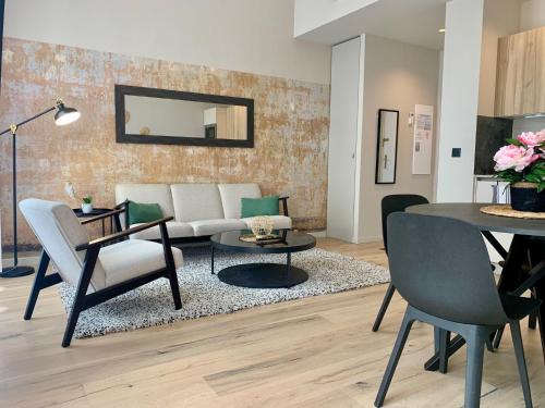 un salon avec un canapé et une table dans l'établissement ApartHotel Riviera - BALCON BARLA - Old Port PLace du Pin, à Nice