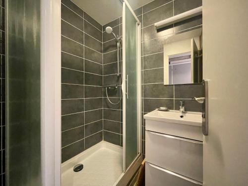 une salle de bain avec douche et lavabo dans l'établissement Homency - Résidence L'Ours Blanc 852, à L'Alpe-d'Huez
