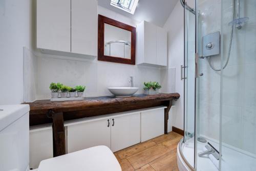 Ένα μπάνιο στο Stylish Getaway - Free Parking, Short Drive to Stamford