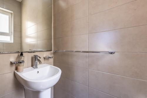 une salle de bain avec toilettes et lavabo dans l'établissement Avalon by the Sea - A Breath of Oceanfront Luxury, à Sliema