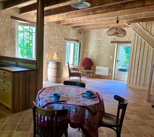 une salle à manger avec une table et des chaises dans une pièce dans l'établissement Entre-vignes-et-bastides, à Montcaret