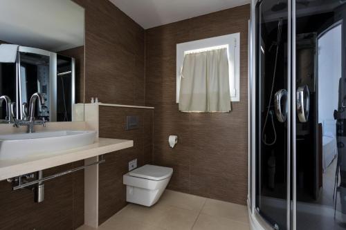 Un baño con inodoro, lavabo y ducha. en V196 Villa Brisa by Menorcarentals Villas, en Son Bou
