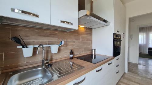 a kitchen with a sink and a counter top at FREE PARK Hapton house Big Mama - Easy to Venice in Mestre