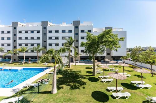 ein Bild eines Hotels mit Pool und Resort in der Unterkunft Jardines de las Lagunas de Mijas in Las Lagunas Mijas