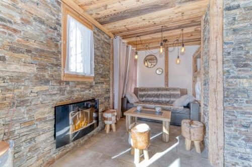 un salon avec un canapé et une cheminée dans l'établissement Homency - Résidence L'Ecrin Blanc, à L'Alpe-d'Huez