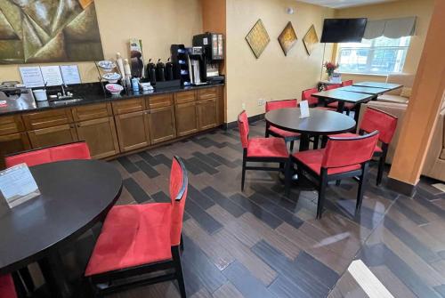 Příslušenství pro přípravu čaje a kávy v ubytování Microtel Inn & Suites Newport News