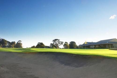a view of the ninth green on the golf course at Fairways Resort in Rosebud