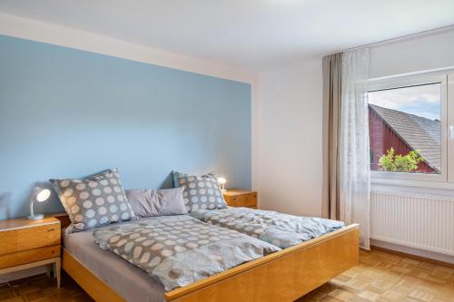 una camera da letto con un letto e una finestra di Wildbiene Plus bis 6 Pers a Freiensteinau