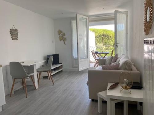 un salon avec un canapé et une table dans l'établissement La Grande-Motte Appt 4 personnes terrasse et parking privé, à La Grande Motte