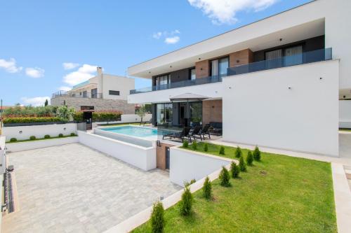 Villa Infinity Gem mit beheizbarem Pool in Medulin, Istrien - by Istrabook