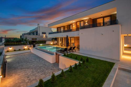 Villa Infinity Gem mit beheizbarem Pool in Medulin, Istrien - by Istrabook