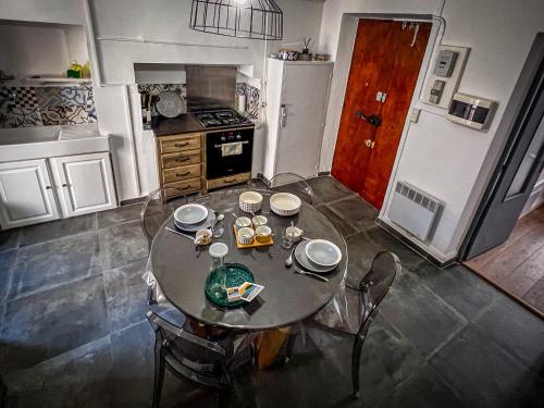 - une cuisine avec une table, des chaises et une cuisinière dans l'établissement Anna Maria - Vieille ville, City trip - by TGB, à Ajaccio