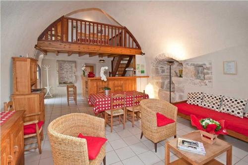 un salon avec un canapé et une table dans l'établissement Gîte Gîte Les Buis 2/3 personnes à Conques, à La Canourgue