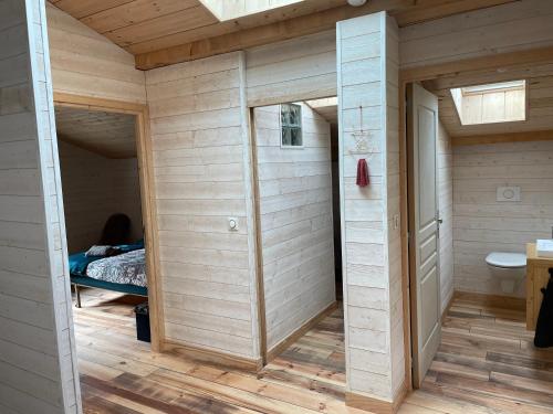 Cette chambre comprend un lit et une salle de bains pourvue de toilettes. dans l'établissement Petit paradis, à Soustons
