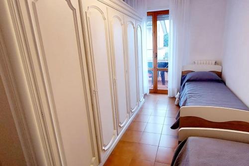 a room with two beds and a window at Casafrancyalmare in Querceta