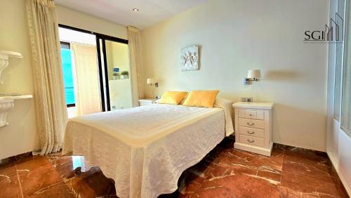 ein Schlafzimmer mit einem Bett und einem Fenster in der Unterkunft Primera línea de playa- First line Beach in Benidorm