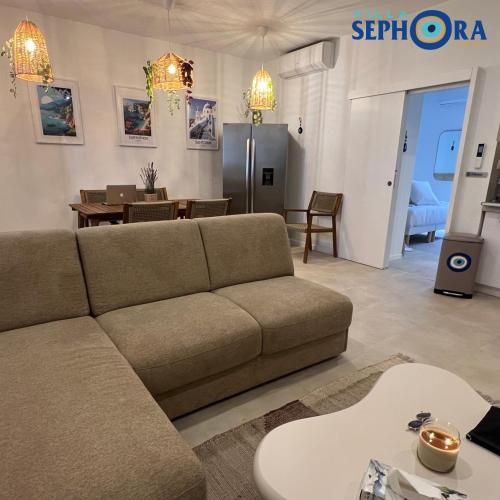 un salon avec un canapé et une table dans l'établissement VILLA SEPHORA CANNES, à Cannes