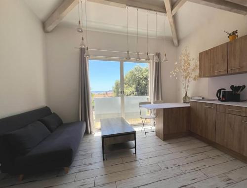 un salon avec un canapé et une table dans l'établissement Joli F1 en bordure d'Ajaccio, à Ajaccio