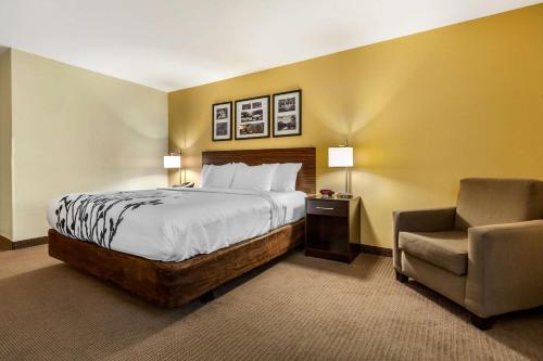 Letto o letti in una camera di Sleep Inn & Suites Fargo Medical Center