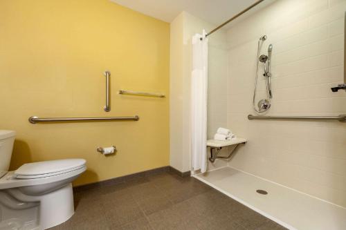 Bagno di Sleep Inn & Suites Fargo Medical Center
