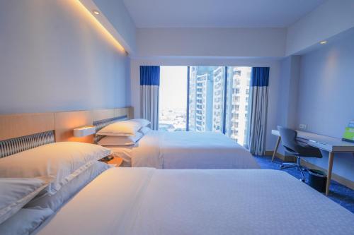 Postel nebo postele na pokoji v ubytování Four Points by Sheraton Surabaya, Tunjungan Plaza