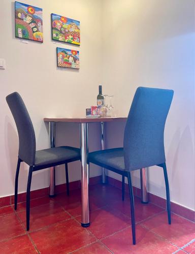 two chairs sitting next to a table with a blue chair at U Zámečku 108 in Kyjov