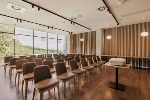 Radisson Hotel Szklarska Porębaにあるビジネスエリアまたは会議室