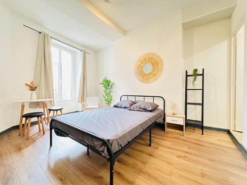 a bedroom with a bed and a table and chairs at Studio Cosy centre historique in Laon