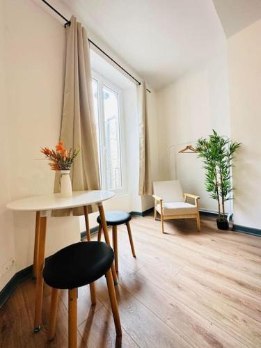 un salon avec une table et deux chaises dans l'établissement Studio Cosy centre historique, à Laon
