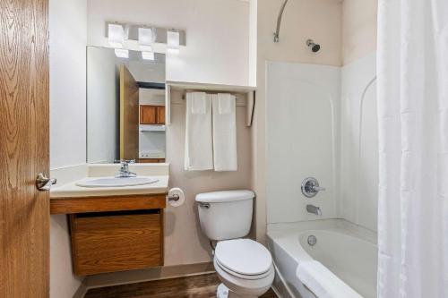 Koupelna v ubytování WoodSpring Suites Tulsa