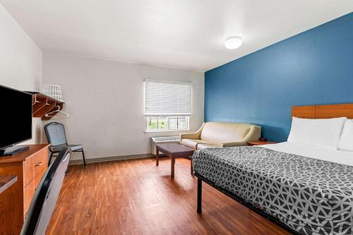 Postel nebo postele na pokoji v ubytování WoodSpring Suites Tulsa