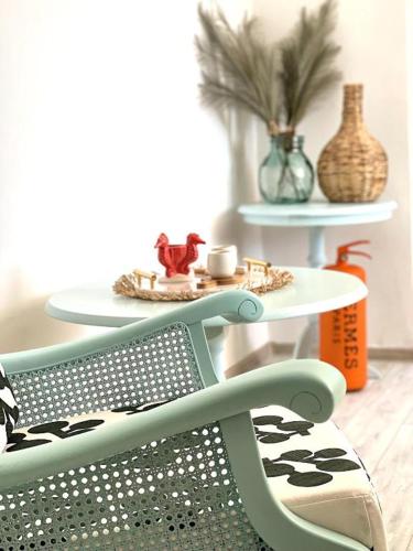 a green chair with a table in a room at Casa di Campara in Neum