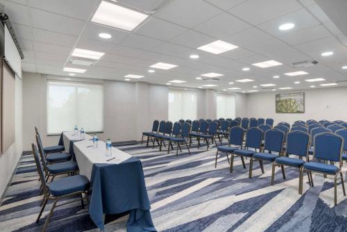 a room with rows of chairs and a table in a room at Comfort Inn & Suites New Orleans Airport North in Kenner