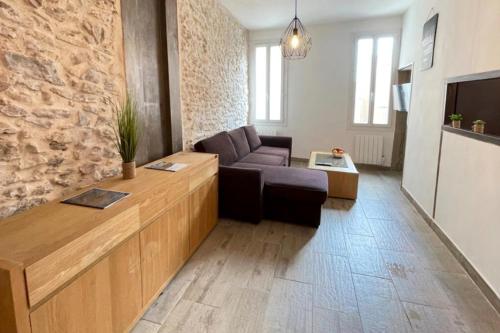 un salon avec un canapé et une télévision dans l'établissement Atelier des rêvesVieuxPortProche PlagesLaCiotat, à La Ciotat