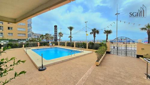 einen Pool in einem Resort mit Achterbahn in der Unterkunft Primera línea de playa- First line Beach in Benidorm