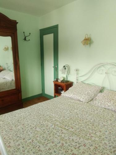 une chambre avec deux lits et un miroir dans l'établissement Chaleureuse maison bretonne, à Pleubian