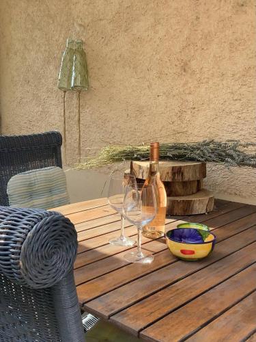 Rdc de ma maison dans un joli village Provençal, 15 mins d'Aix en Pce, open space joliment rénové