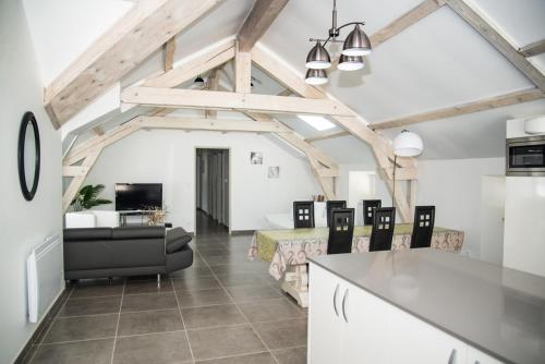 Il comprend une cuisine et un salon avec des poutres apparentes. dans l'établissement Gite du haut au cayre, à Mas-dʼOrcières