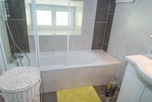 La salle de bains est pourvue d'une douche, d'une baignoire et d'un lavabo. dans l'établissement Gite du haut au cayre, à Mas-dʼOrcières